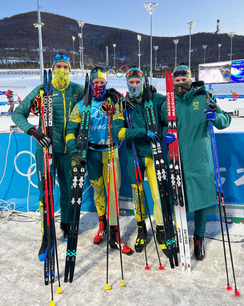 Fire mannlige skiløpere fra Australia. De står på en rekke med ski og staver i hendene. De har på seg skidress med fargene grønn og gul.