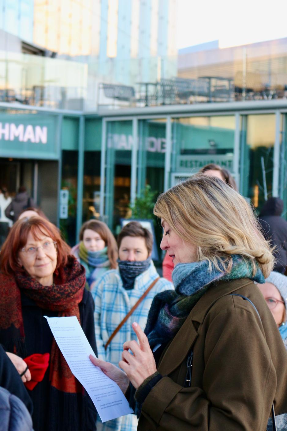 Helene Uri forteller om vandringen til publikum utenfor Deichmanske bibliotek