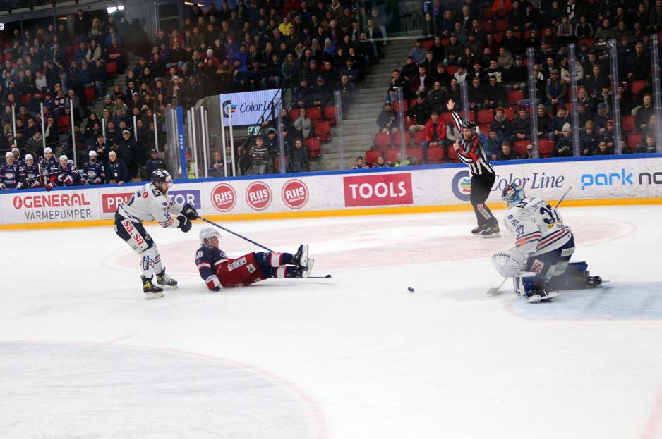 Ishockeyspiller Mika Partanen seiler langs isen etter en felling