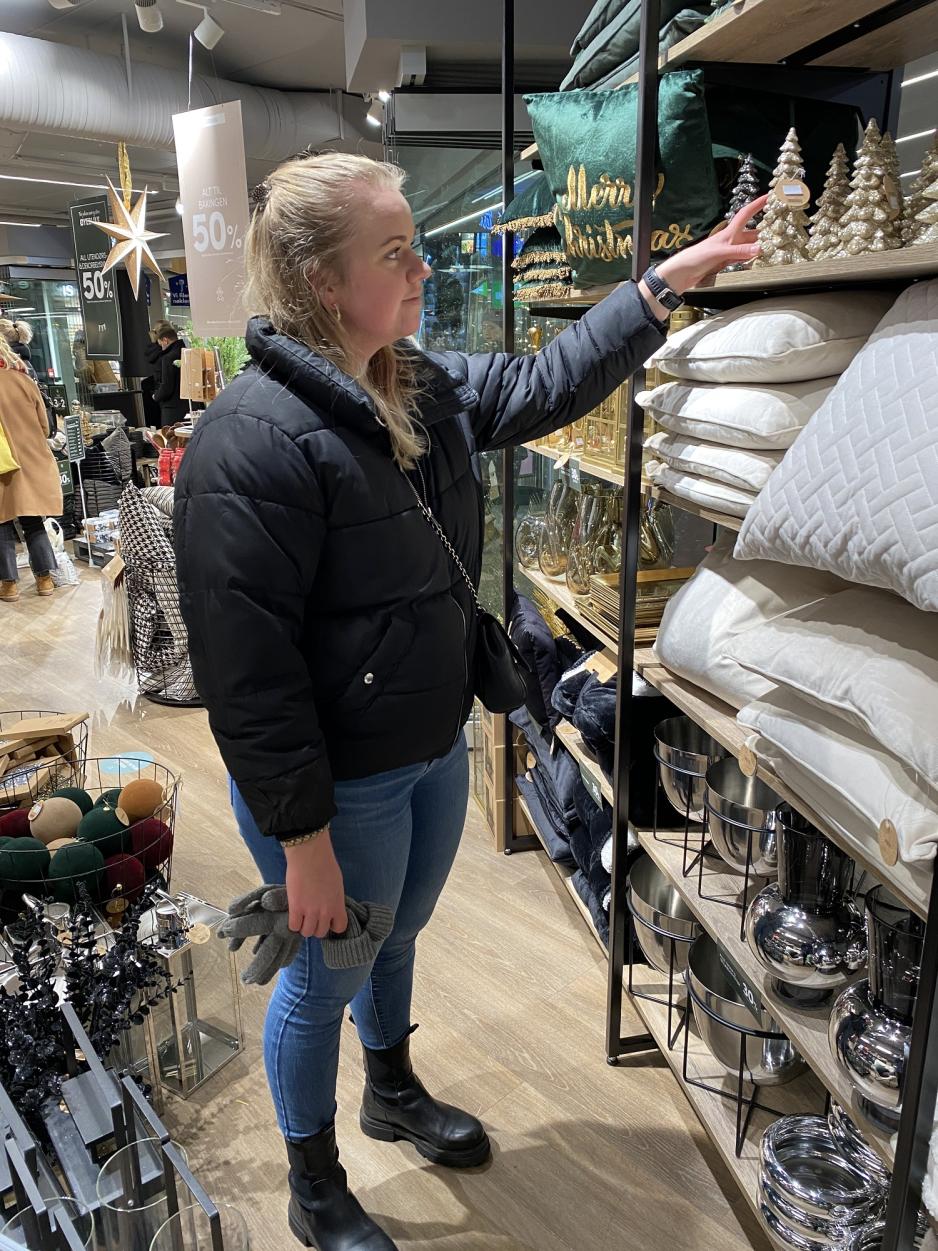 Hilde som handler inn til jul.