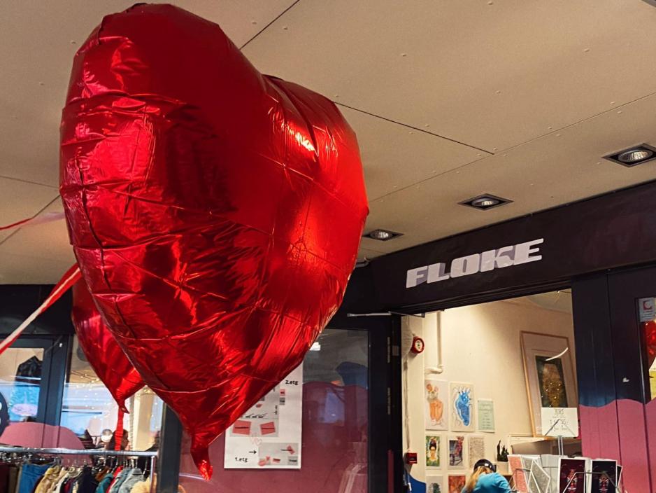 Røde hjerter foran Valentine's markedet.