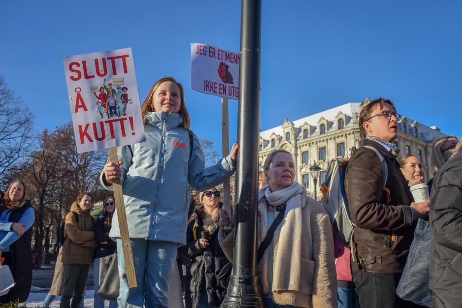 føleger med og ser utover