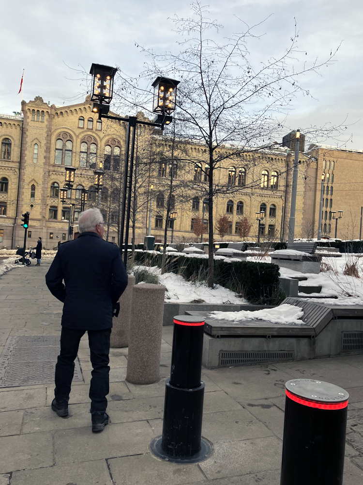 Borgar Hurum går ved Stortinget