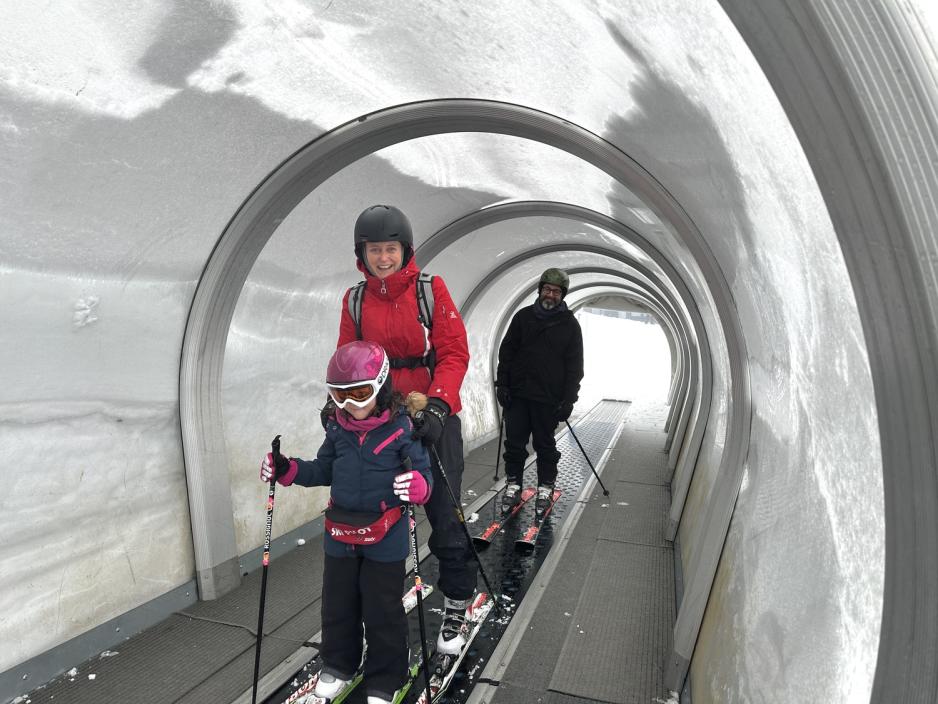 En familie i skitunnel