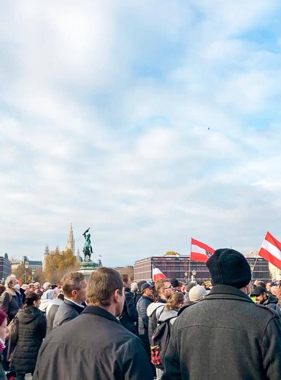 Koronademonstranter på en plass i Wien. 