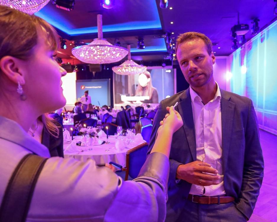 Jon Helgheim snakker med journalister på FrP-valgvake. 