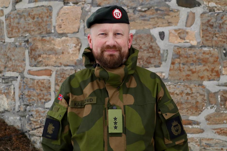 Mann i militær uniform