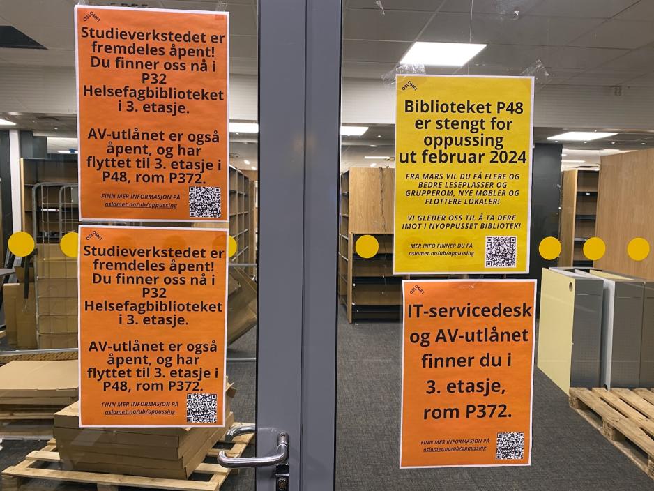 Plakater utenfor biblioteket i P48, som forteller om at biblioteket er stengt og hvor man kan finne hjelp.