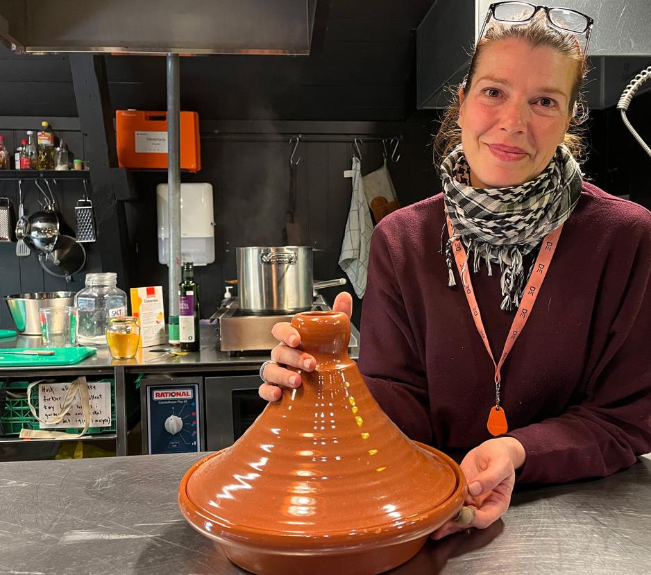 Antonella Durante viser deres Tagine som er et morakkansk matreskap til å servere mat i. Foto: Kiana Hassani