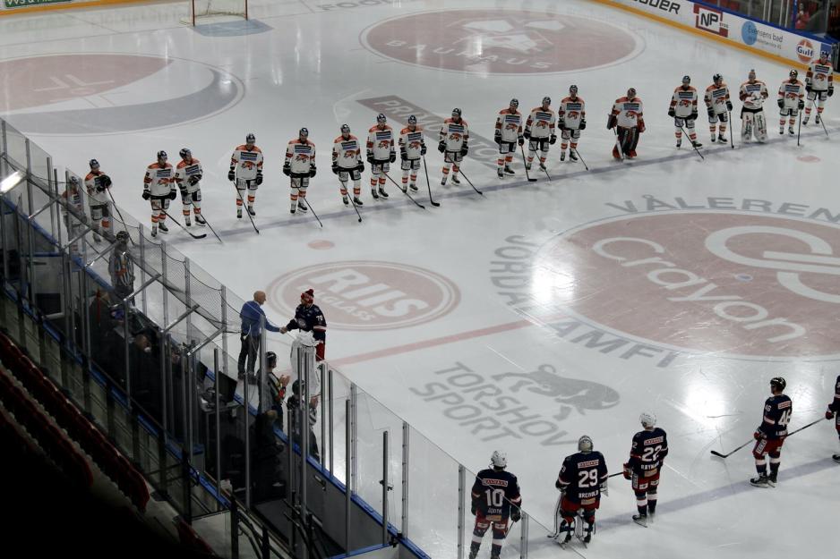 Keeperen Steffen Søberg blir hyllet på ishockeybanen