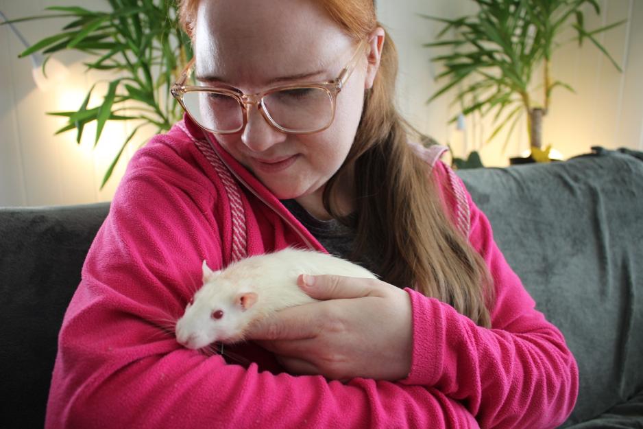 connie holder en rotte og ser ned på den 