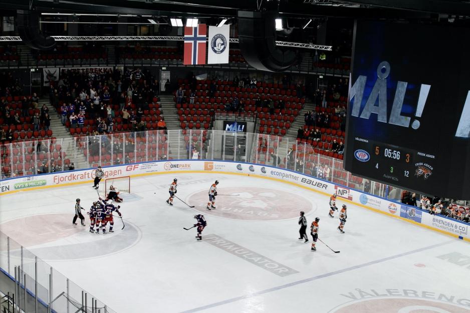 Vålerenga feirer mål på ishockeybanen