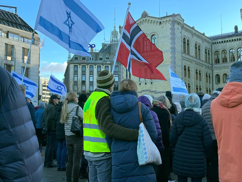 bilde av en mann og en kvinne bakfra som klemmer hverandre.