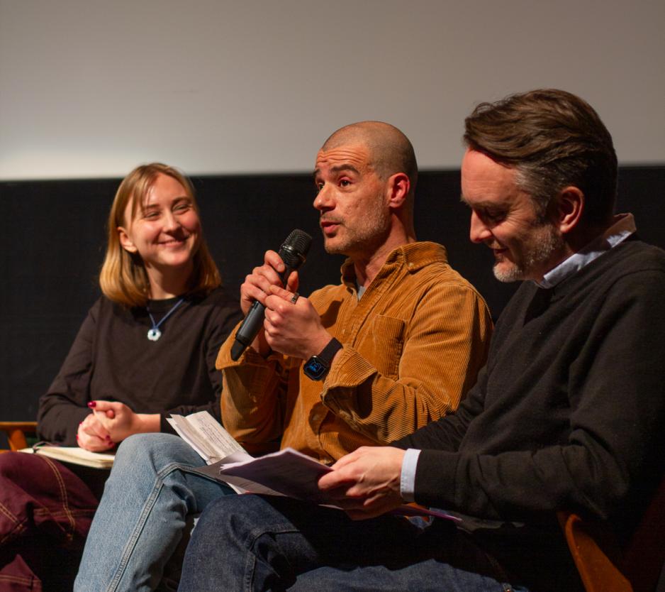 Leo Gabrielsen fotografert på panelsamtalen etter visningen av filmen "Ping, pong family".