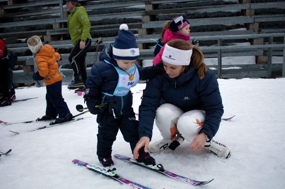 gutt som tar på ski