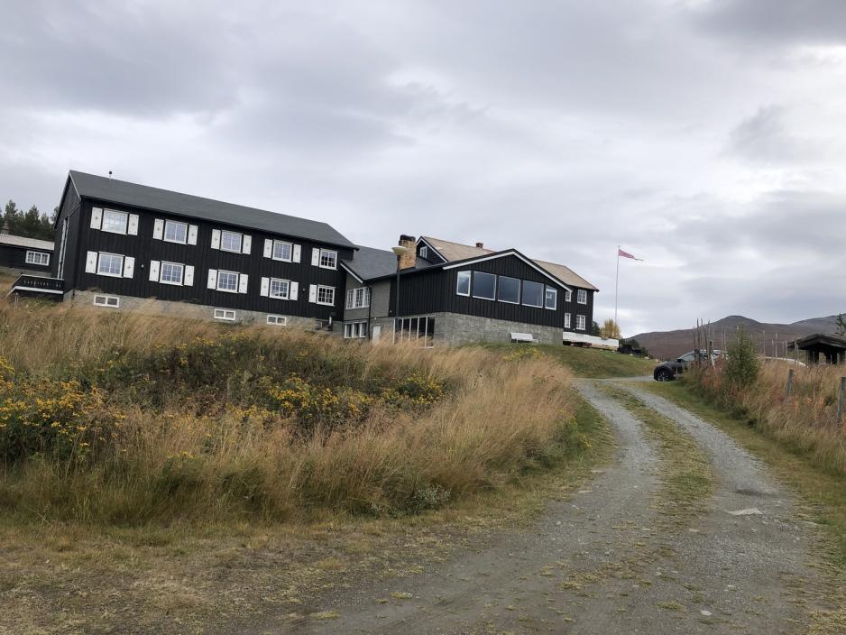 Hindsæter Fjellhotell sett fra parkeringen