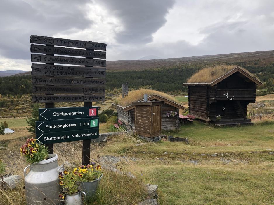 Stabbur og eldhus på tunet utenfor fjellhotellet. 