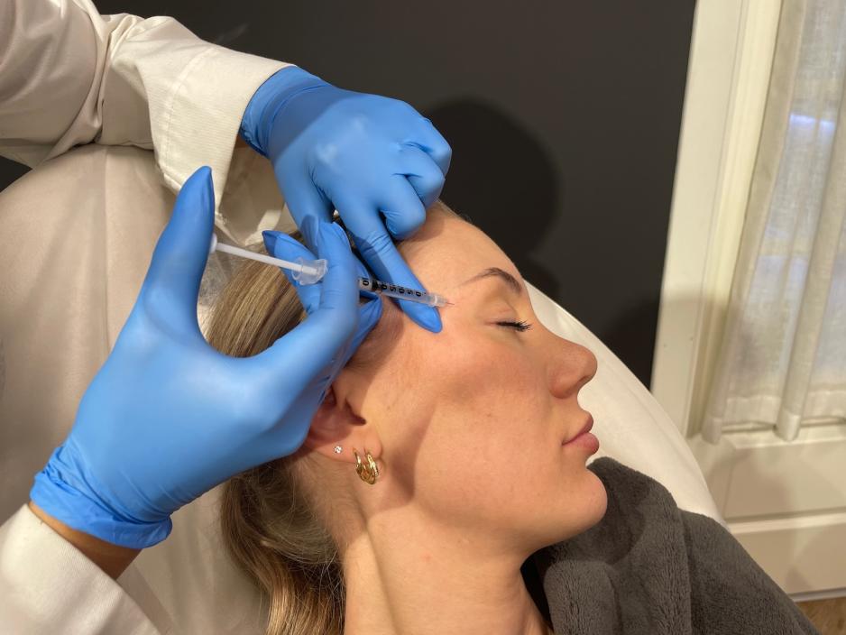 injisering av botox på en kvinne