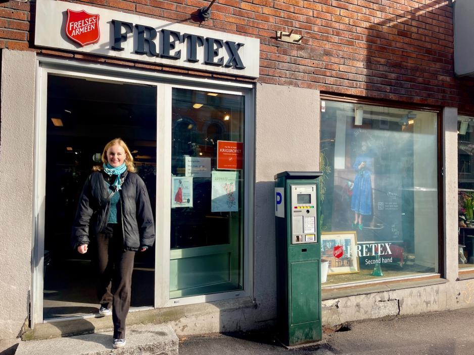 Sara Skeie Weider går ut av butikken Fretex