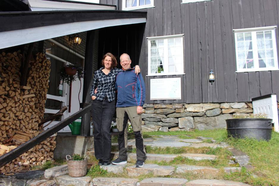 Karola Wenzen og André Sundero utenfor inngangen til Hindsæter Fjellhotell