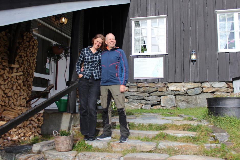 Karola Wenzen og André Sundero utenfor inngangen til Hindsæter Fjellhotell