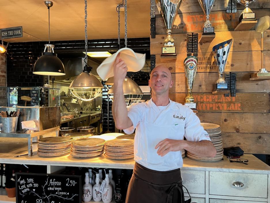 Her står hovedkokken på den italienske restauranten, Eataly, på Aker Brygge.