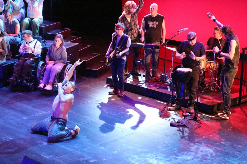 Band spiller Heaven’s on fire fra scenen i Operaen. I spissen ser vi Mats Alvaro Sollid sitte på kne og synge for full hals