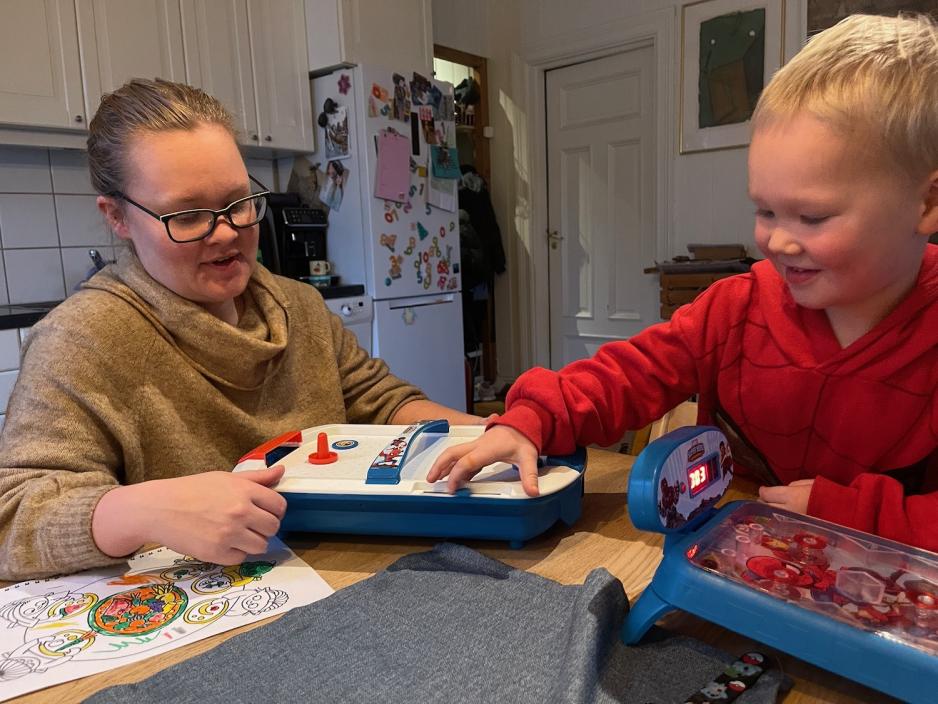 Mor og sønn spiller bretthockey