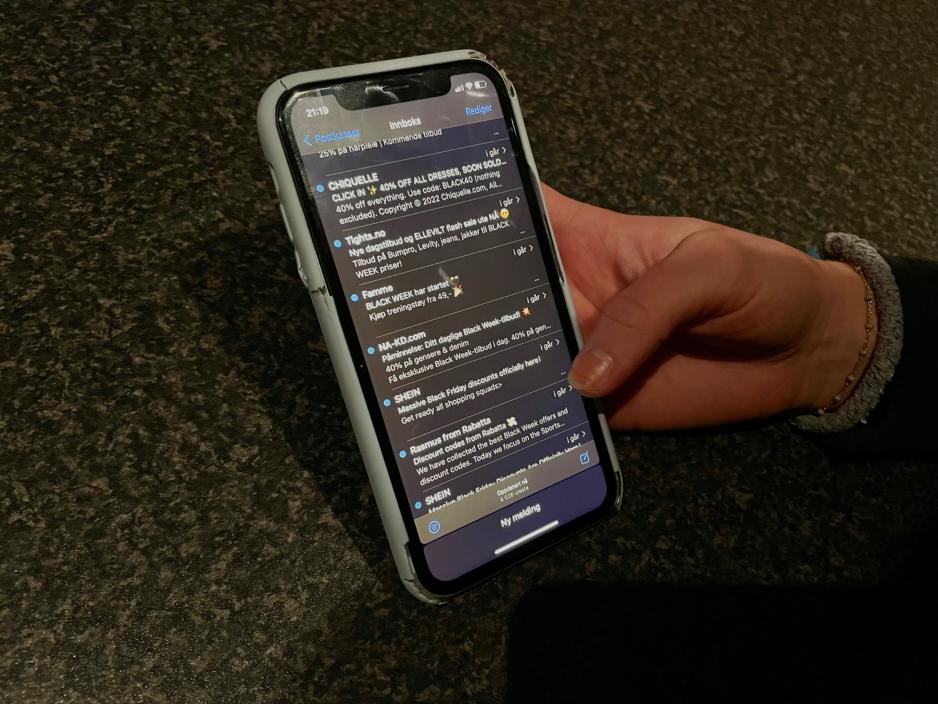 bilder av mailen hvor det er masse tilbud fra ulike butikker.