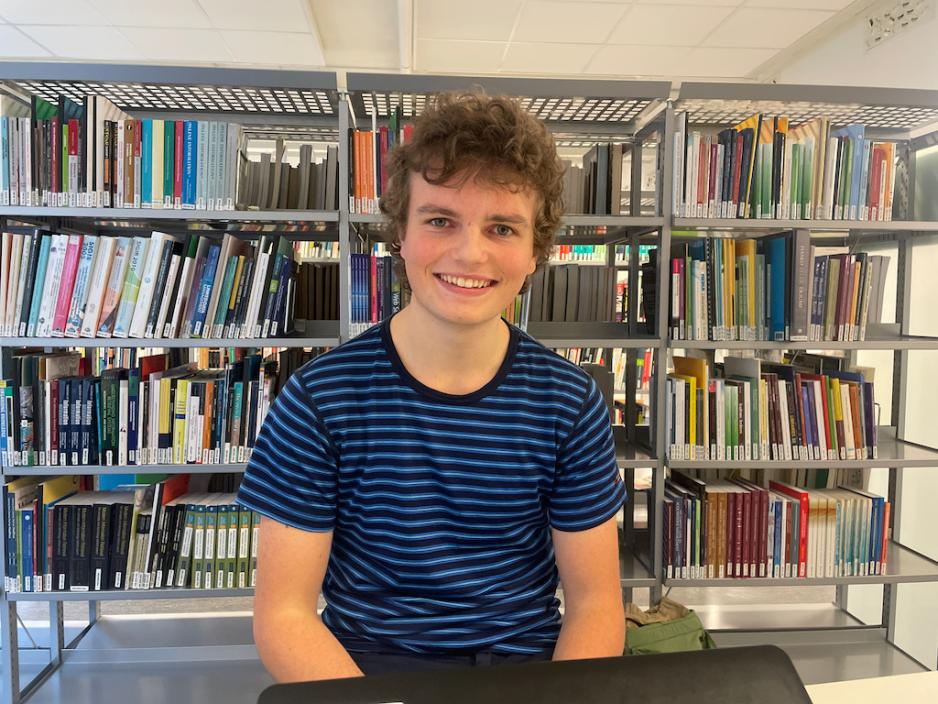 Student Herman Kittelsen sitter på biblioteket ved OsloMet