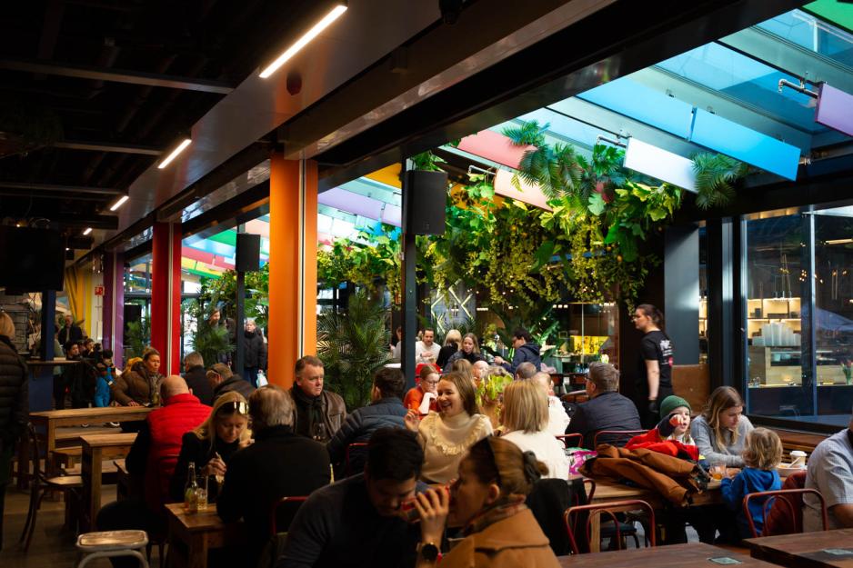 Mennesker spiser mat på spisestedet "Barcode Streetfood". 