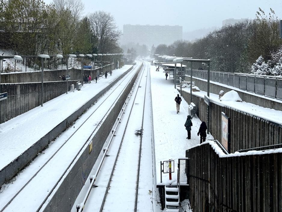 Grorud t-banestasjon dekket med snø.