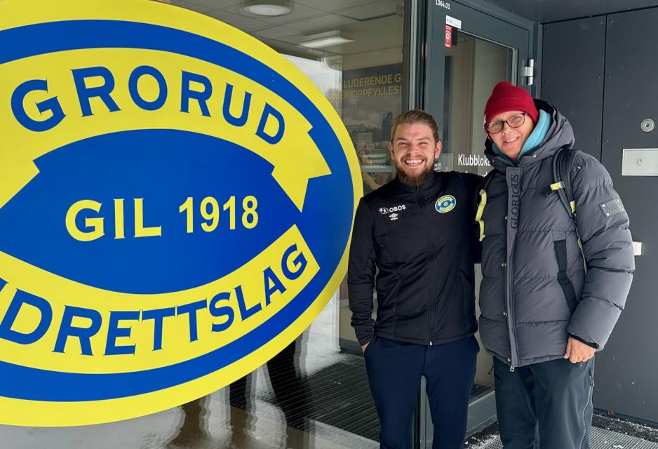 Gatelagstrener Sindre Mikkelsen og gatelagsspiller Kari-Anne Nordstrøm står til høyre for Grorud Idrettslags logo.