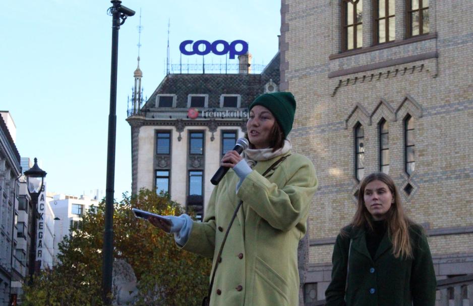 Ung dame holder appell foran Stortinget