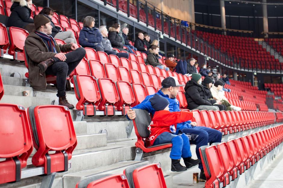 Ishockey_tilskuere under kampen. 