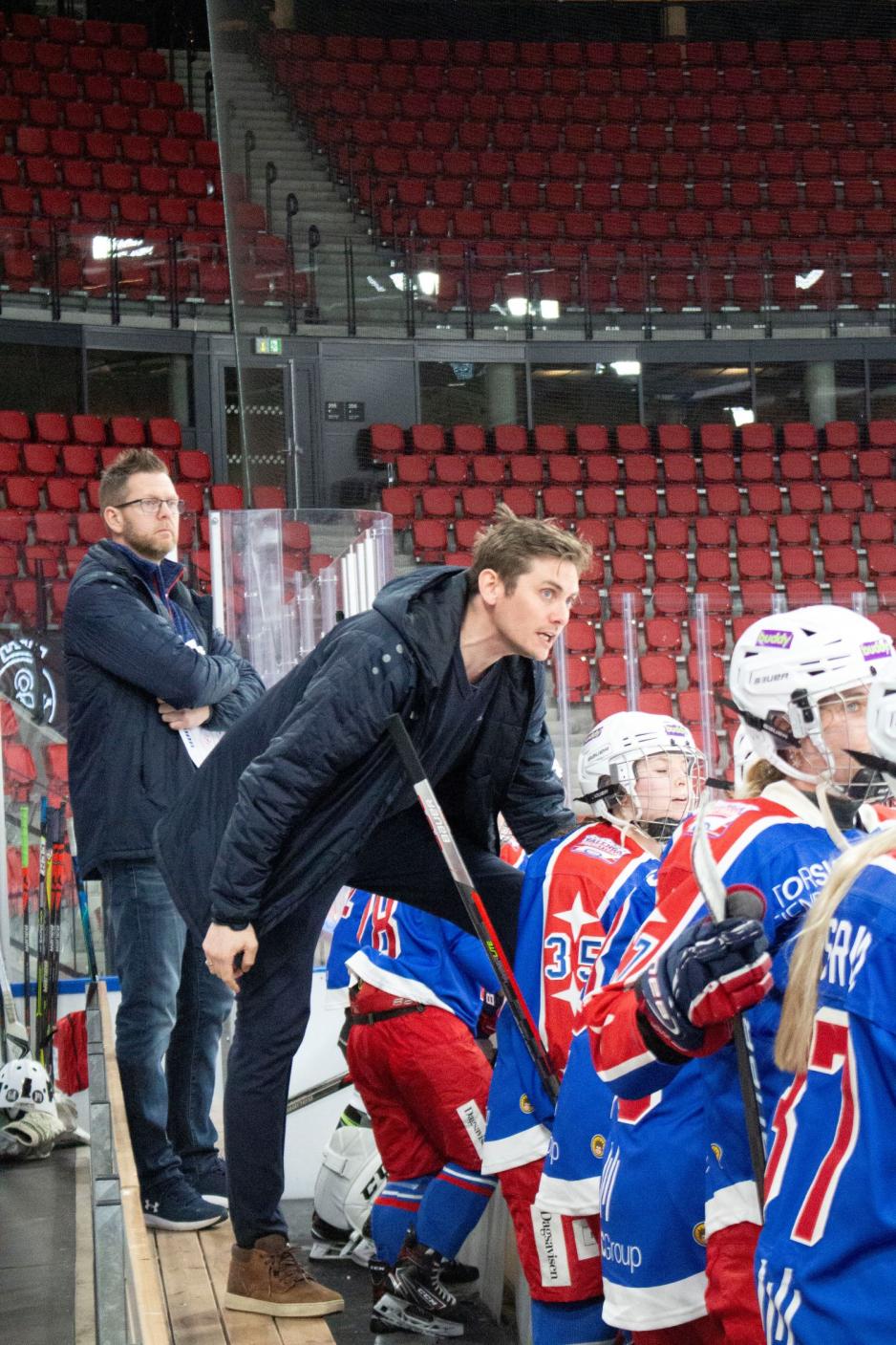 Ishockey_trener heier laget sitt.