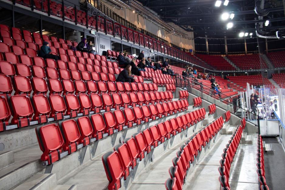 Ishockey_tribuner under kampen.