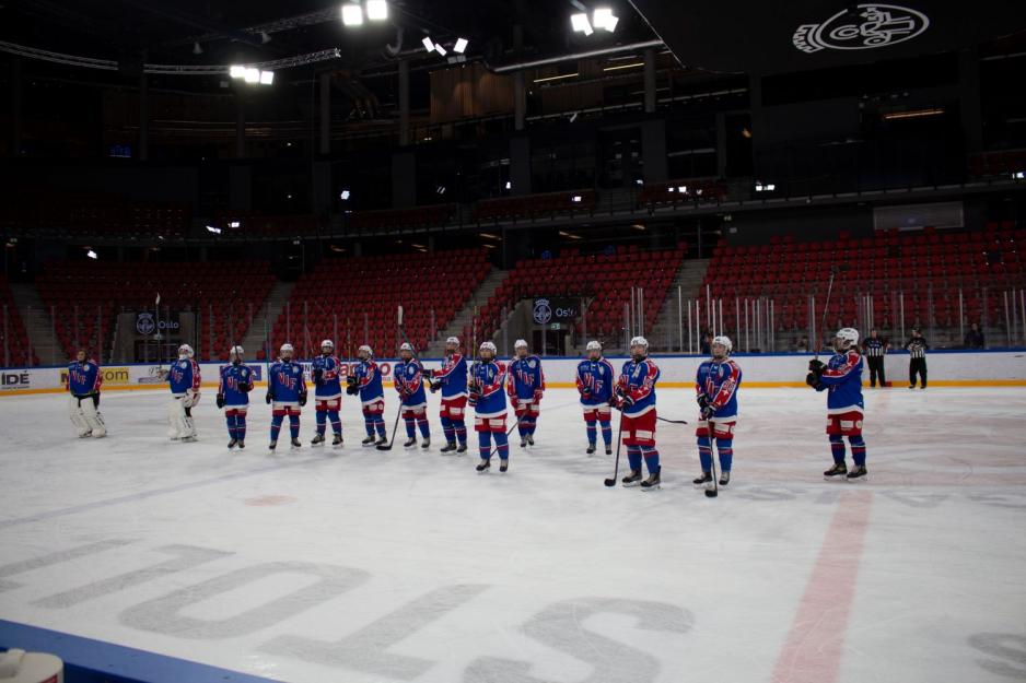 Ishockeyspillere damer etter kampen. 