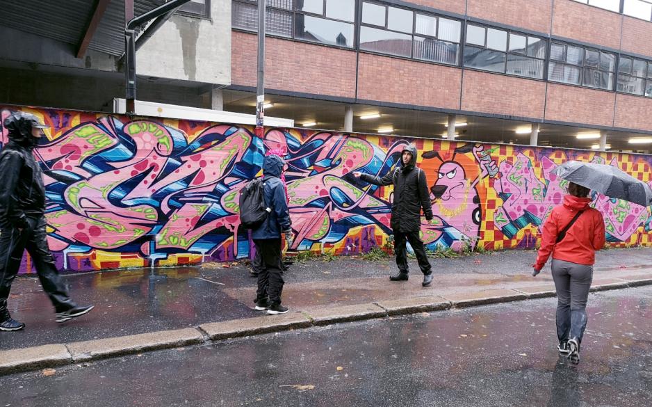 James Finucane forran en grafittivegg i Oslo. 