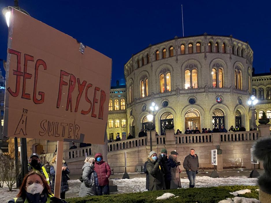 Dame med parole hvor det står "Jeg fryser".