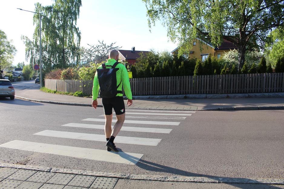 Jo Stenehjem viser frem hvor en gutt ble påkjørt for bare noen uker siden