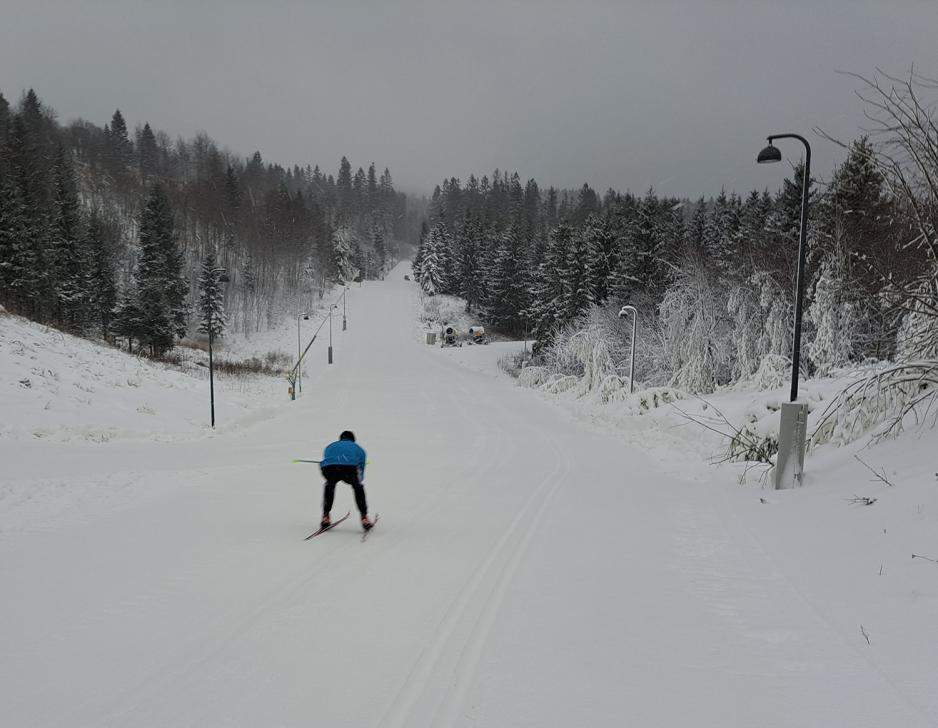 Skiløper på vei ned en langrennsløype i Holmenkollen