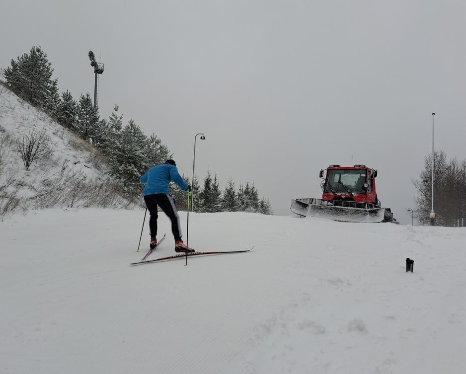 Skiløper opp langrennsbakke i Holmenkollen skianlegg