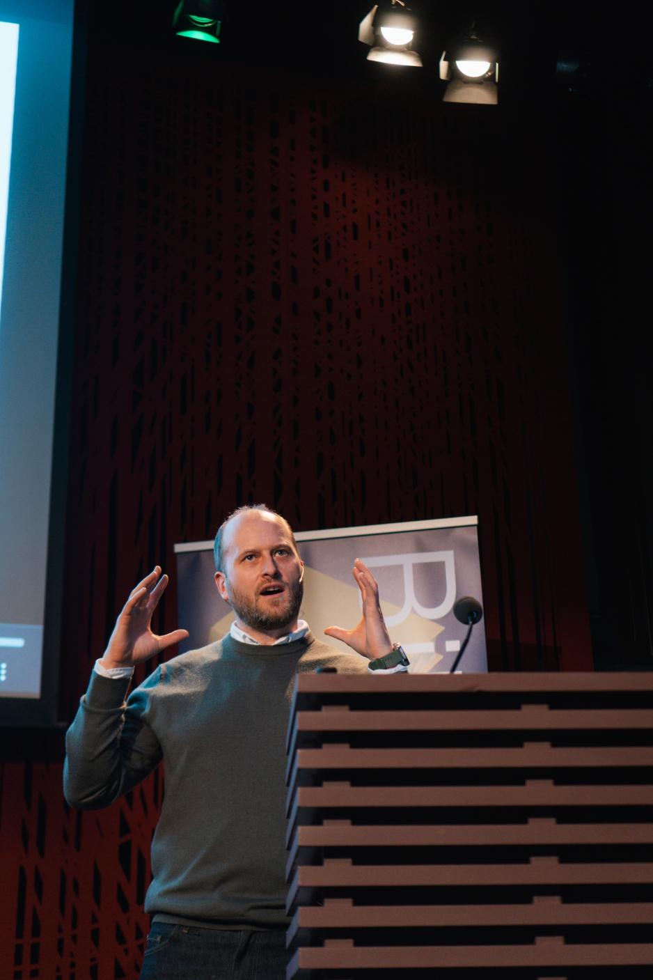 Arne Christian Konradsen på talerstolen.