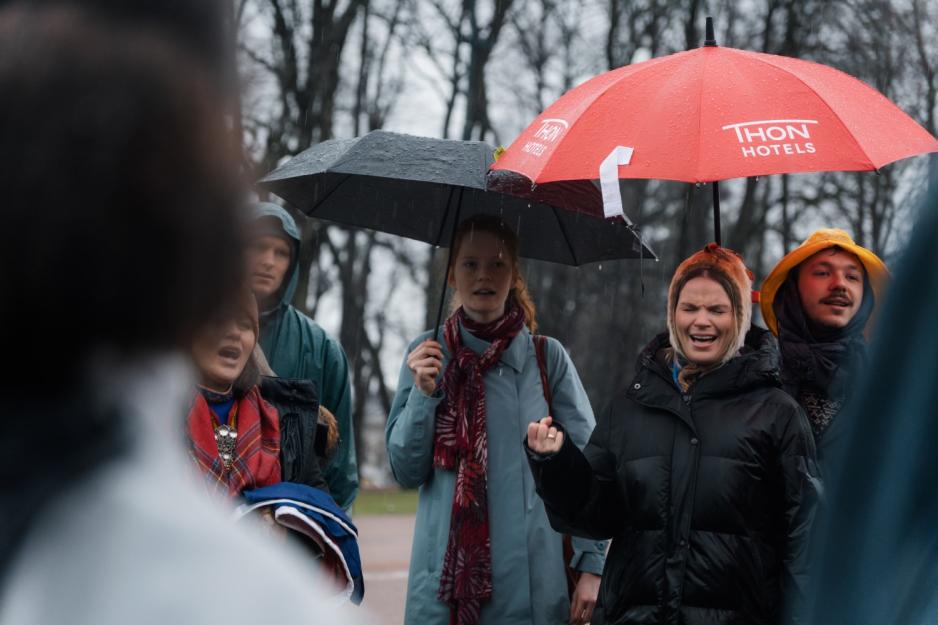 Sara Marielle Gaup Beaska leder de oppmøtte i «joike-maratonet». 