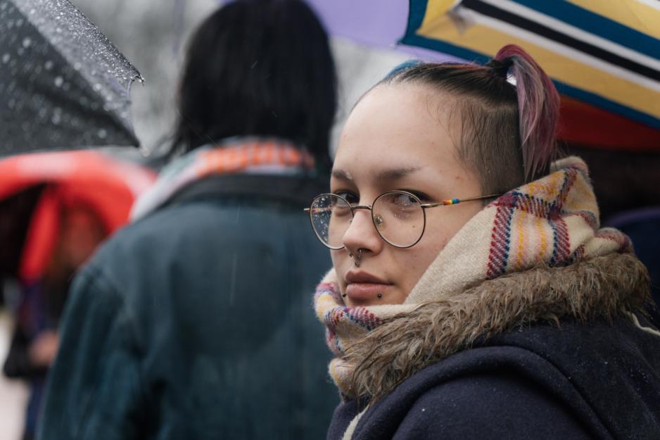 Noah Leon Gaup Astete ser inn i kameraet, på Fosen-demonstrasjonen