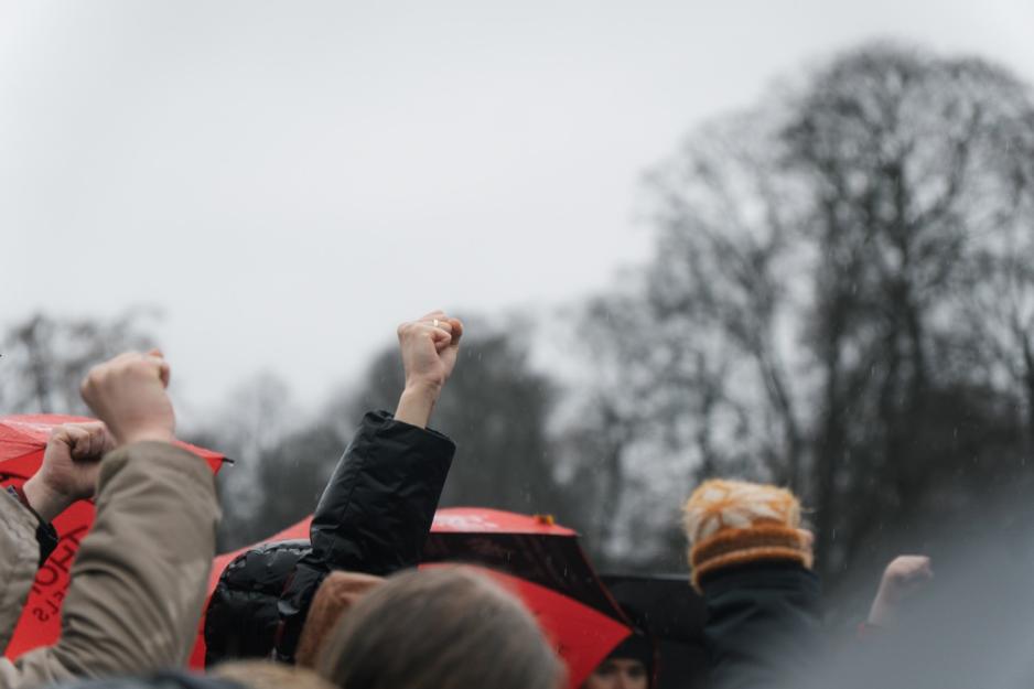 Demonstrerende hender i været på Fosen-demonstrasjon