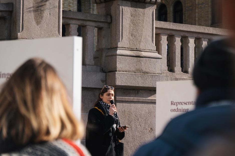 Cathrine Linn Kristiansen på talerstolen på abortnemnd-demonstrasjon på Stortinget