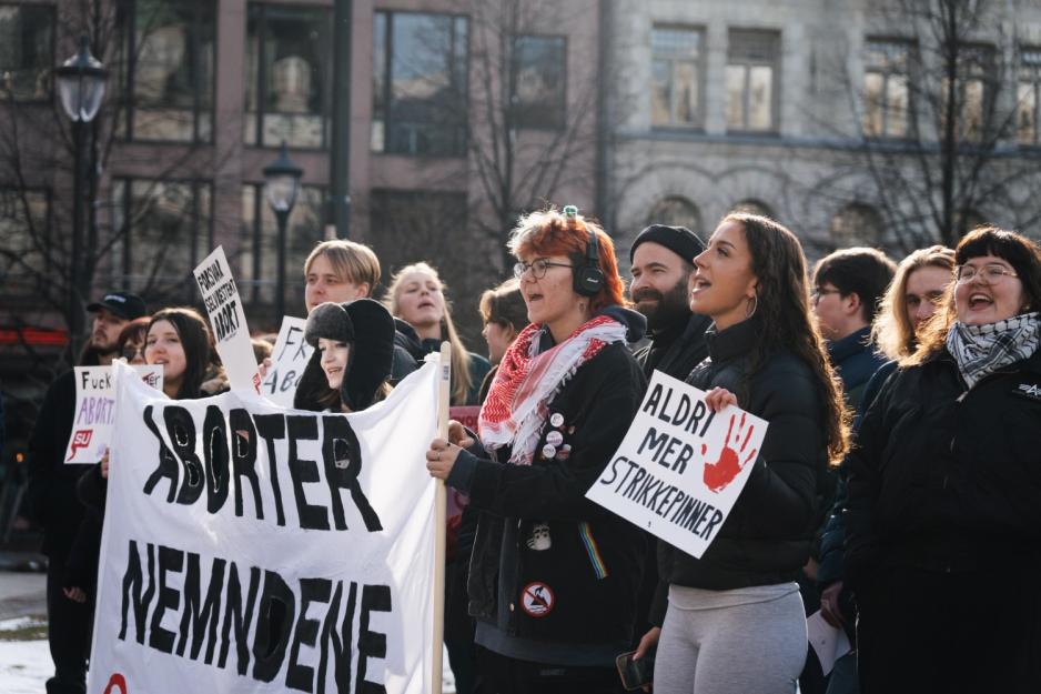 Abortnemnd-demonstranter med banner står og roper foran Stortinget