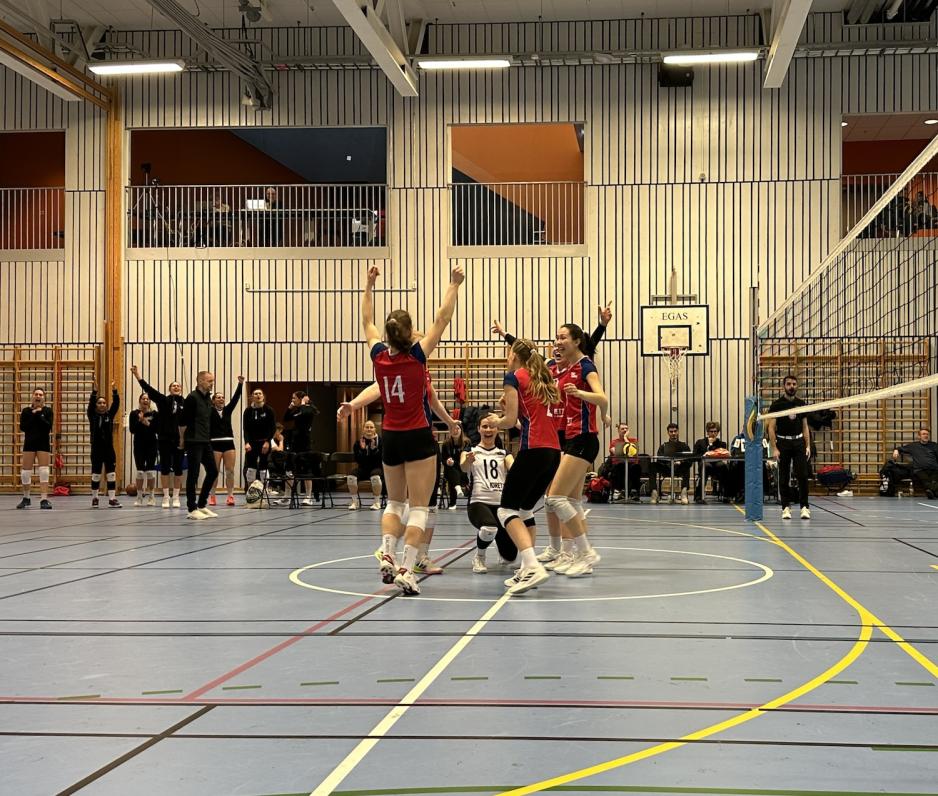 Jenter som spiller volleyball og blir glade for å ta poeng